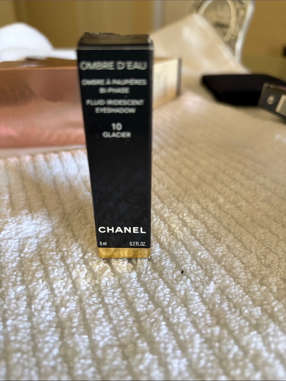 CHANEL Ombre D'Eau Fluid Iridescent Eyeshadow 10 Glacier - Black & Gold